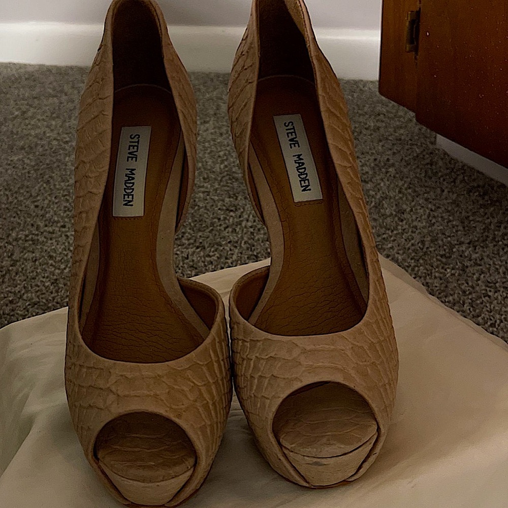 Steve Madden beige peep toe pump, size US 8
